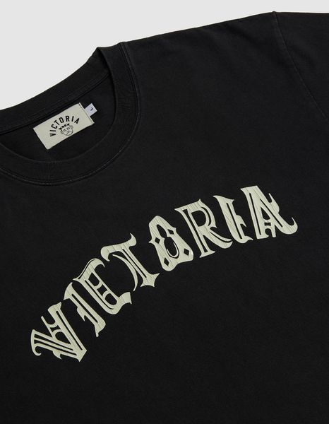 Футболка Victoria Hk HANDDRAWN GOTHIC S/S TEE washed black 2421004-WASHED BLACK фото