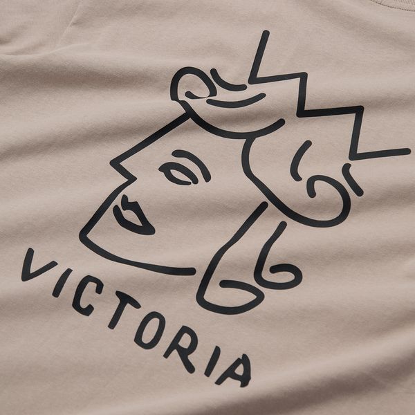 Футболка Victoria Hk QUEENHEAD LOGO S/S TEE cement 2621001-CEME фото