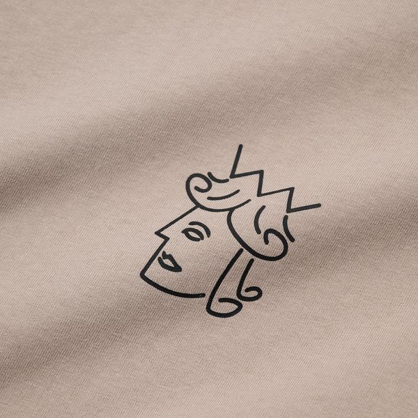 Футболка Victoria Hk QUEENHEAD LOGO S/S TEE cement 2621001-CEME фото